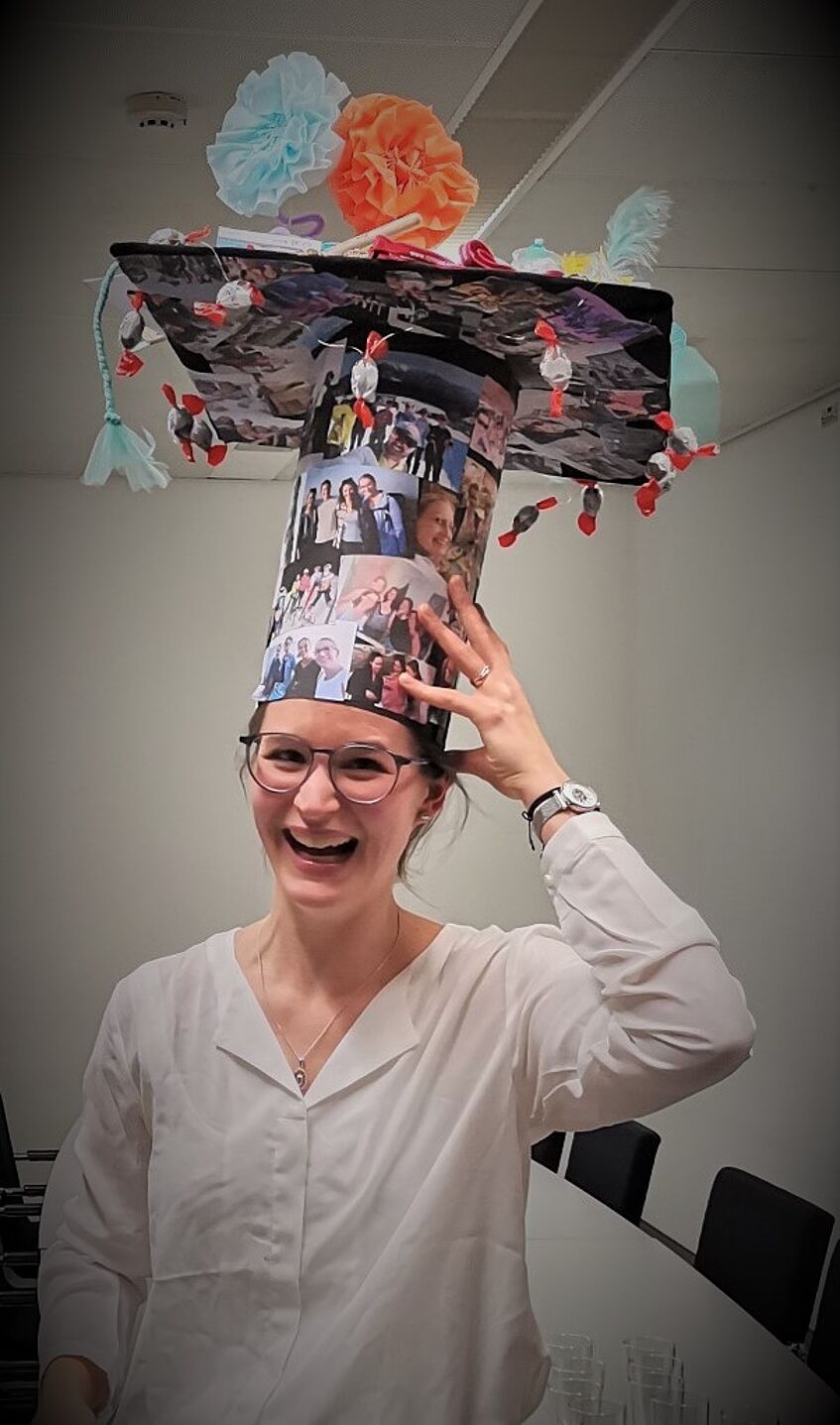 Portraitbild Corinna Deck with a PhD hat
