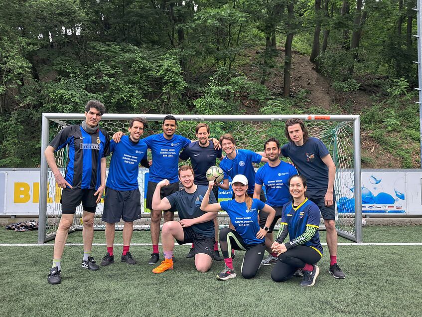 Gruppenbild von unserer IPC Mannschaft vor einem Fußballtor