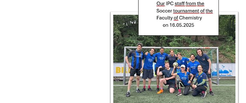 Gruppenbild IPC Mitarbeiter*innen vor einem Fußballtor