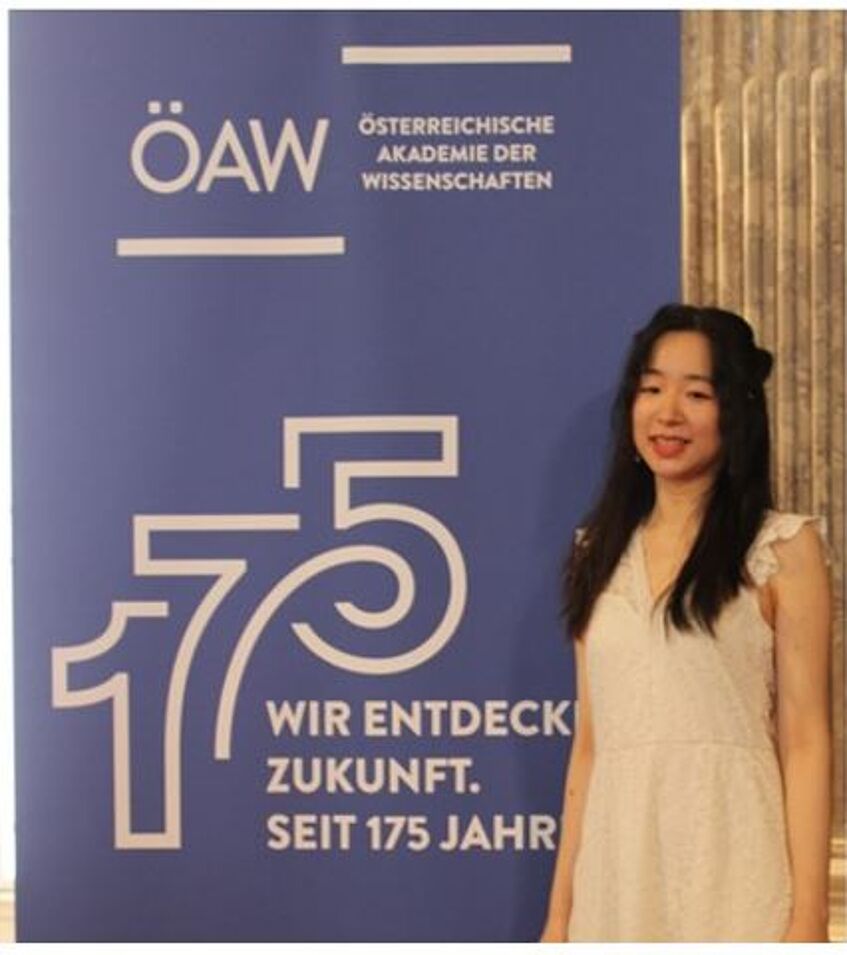 Yifan Bao in front of her ÖAW Fellowship Poster