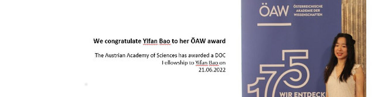 Yifan Bao steht vor dem ÖAW Auszeichnungsplakat