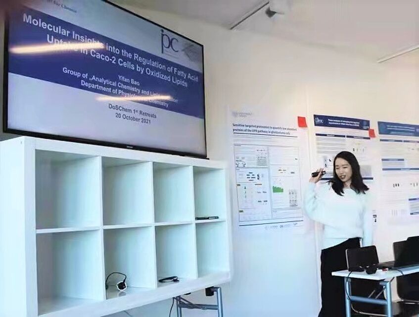 Yifan Bao in front of her poster at EuroFedLipid