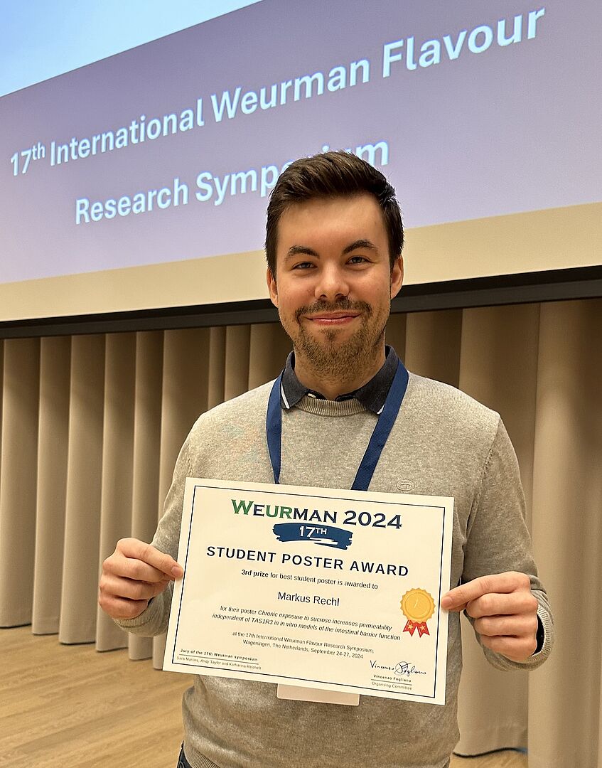 Bild von Markus Rechl mit seinem Preisdiplom für den Weurman 2024 Student Poster Award in seinen Händen